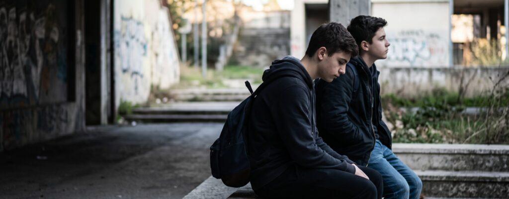 Gli amici della minicar e il prezzo del «Noi»: Solitudine, complicità e il soffocamento del pensiero nell’adolescenza
